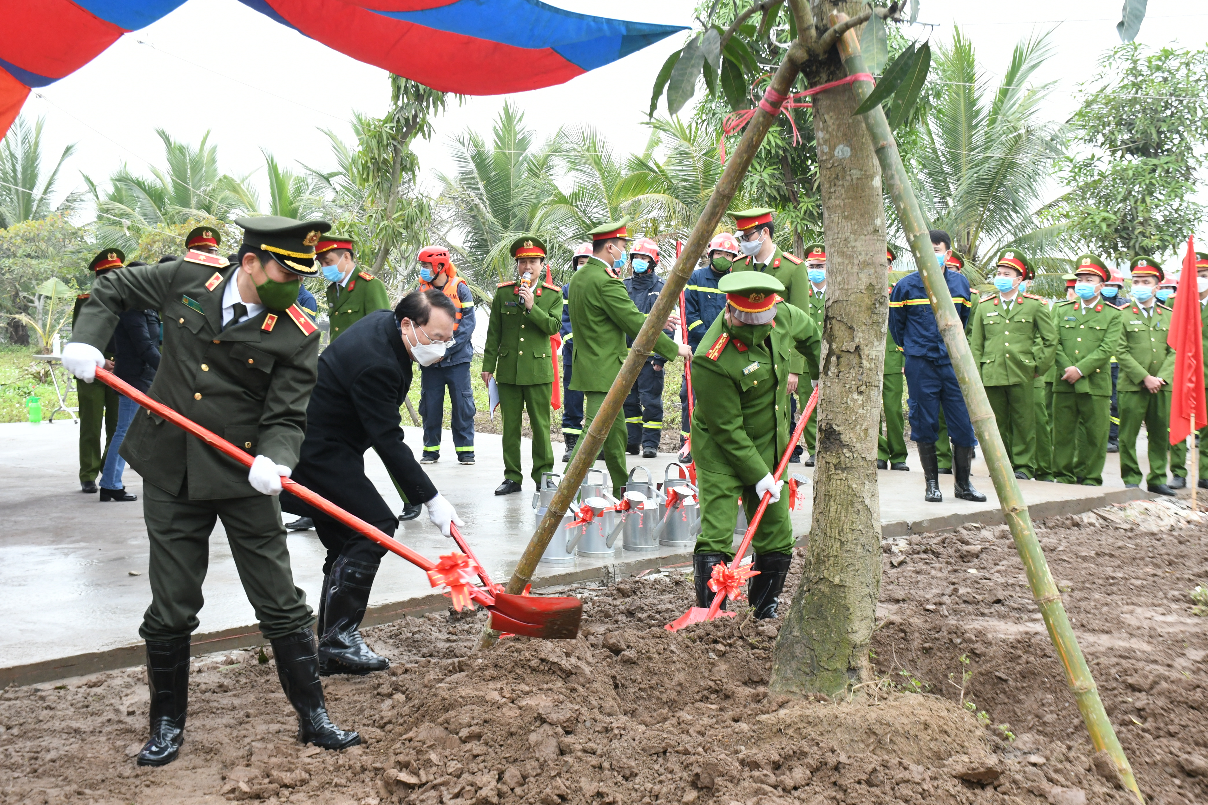 Phòng Cảnh sát PCCC&CNCH CATP: Trồng 11 cây xanh tại Doanh trại Đội Cảnh sát PCCC&CNCH trên sông